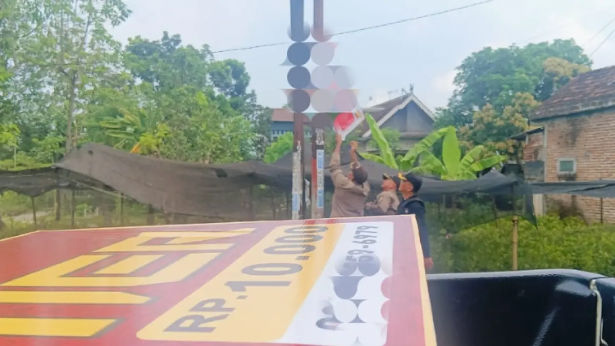MASIH MARAK: Petugas Satpol PPK Trenggalek ketika menertibkan reklame di berbagai lokasi.  (ZAKI JAZAI/ RADAR TRENGGALEK)