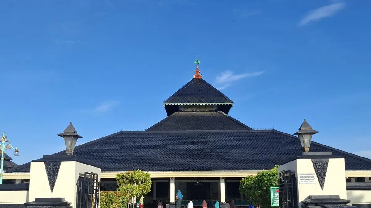 Masjid Agung Demak menyimpan kisah Soko Tatal Sunan Kalijaga dan tiang ajaib Wali Songo yang penuh filosofi Islam Jawa.