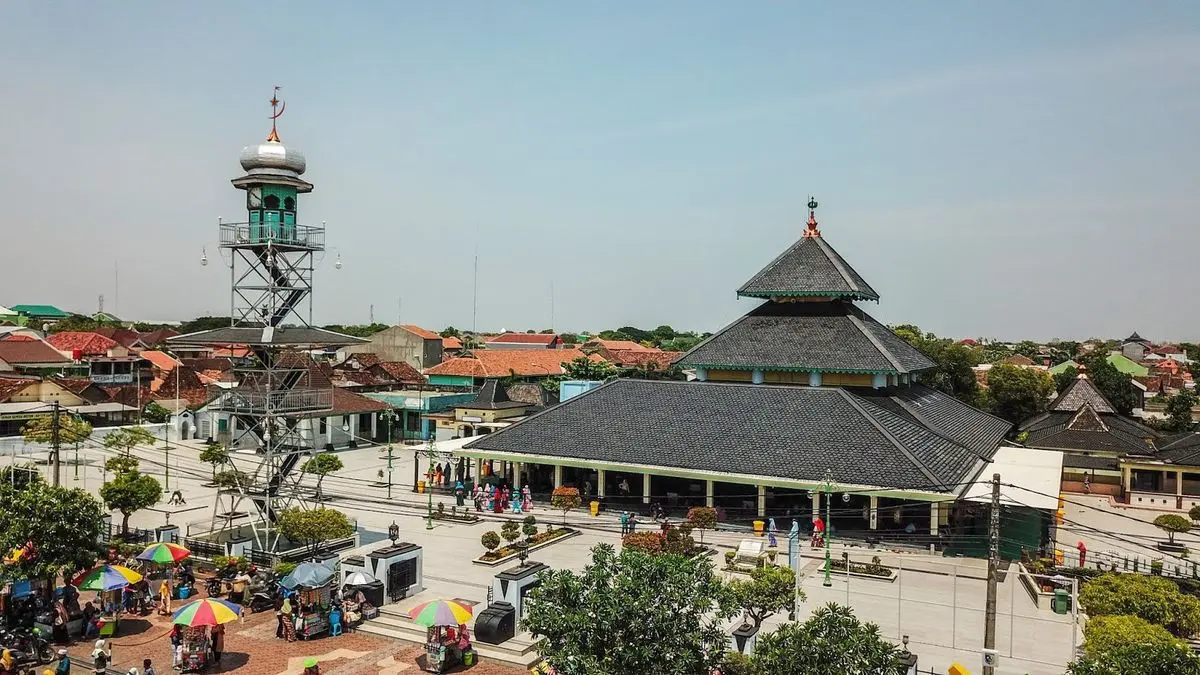 Masjid Agung Demak menyimpan misteri Wali Songo, tiang saka tatal Sunan Kalijaga, dan sejarah Kesultanan Demak.