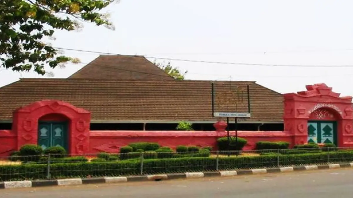 Masjid Agung Sang Ciptarasa Cirebon: Dibangun 1480 oleh Sunan Gunung Jati, Ini Filosofi Pintu Rendah yang Bikin Pengunjung Harus Menunduk (Pinterest)