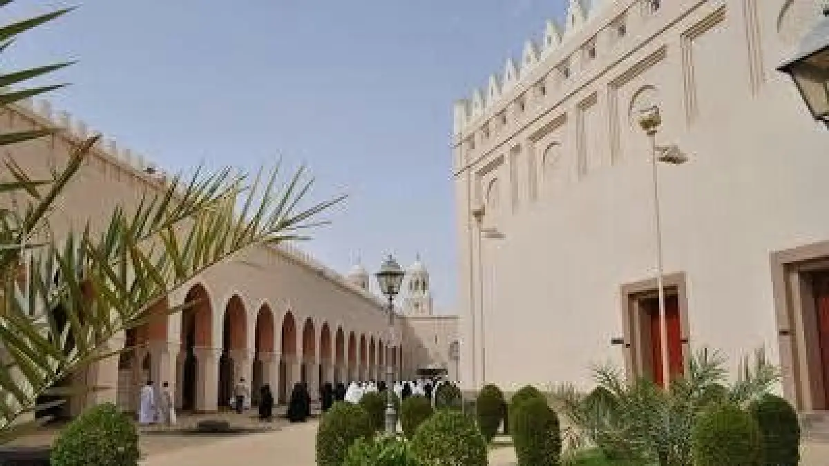 Masjid Bir Ali Madinah: Asal Usul Nama, Sejarah Miqat, dan Fakta 13 Sumur yang Bikin Jamaah Haji Penasaran (Pinterest)