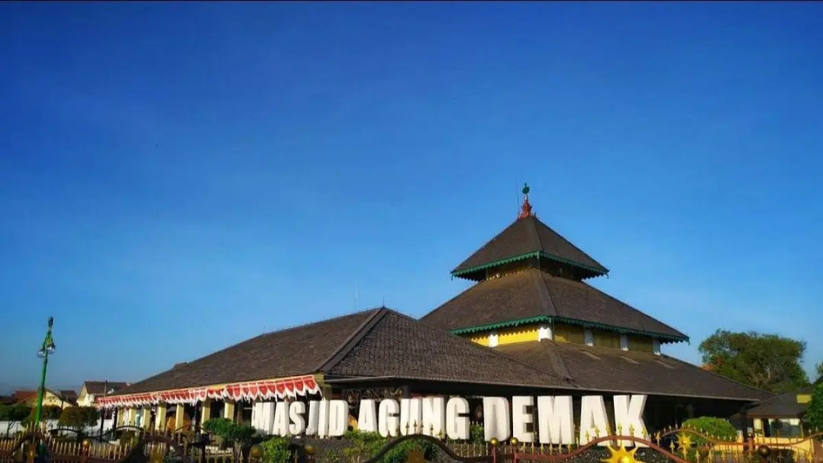 Masjid Demak menyimpan jejak Majapahit, kisah Raden Patah, hingga perang melawan Portugis yang kini kembali jadi sorotan.