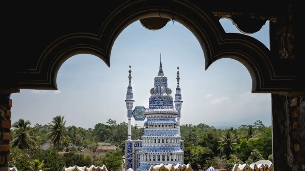 Masjid Tiban Turen Malang Benarkah Dibangun Jin? Ini Fakta Sebenarnya di Balik Bangunan Megah 10 Lantai yang Viral (Pinterest)