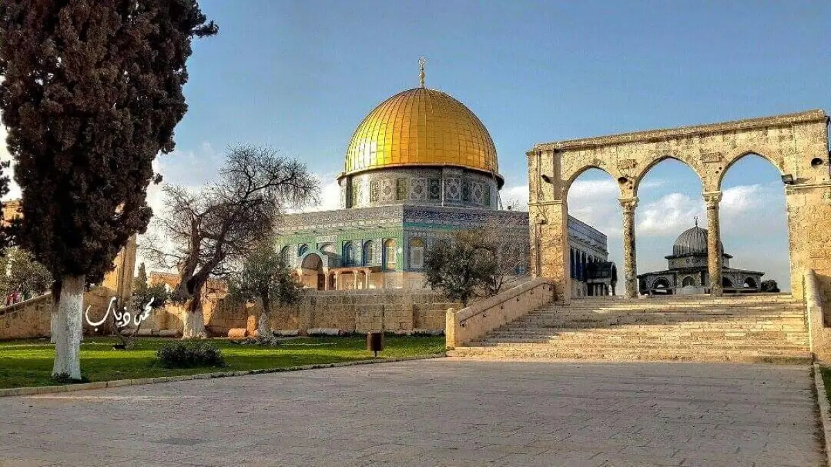 Masjidil Aqsa menjadi tempat suci Islam karena sejarah Isra Mikraj, kiblat pertama umat Muslim, dan pusat peradaban para nabi.