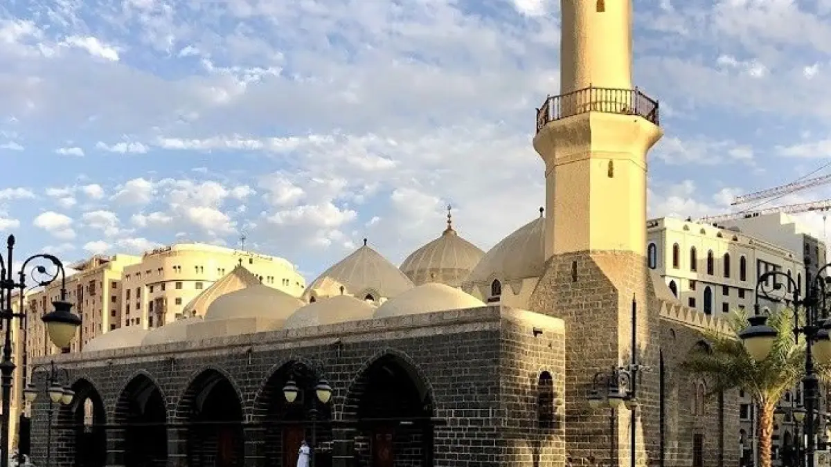 Sejarah Masjid Al Ghamamah di Madinah, tempat pertama Rasulullah SAW salat Id dan salat istisqa yang penuh kisah bersejarah.(Gemini AI)