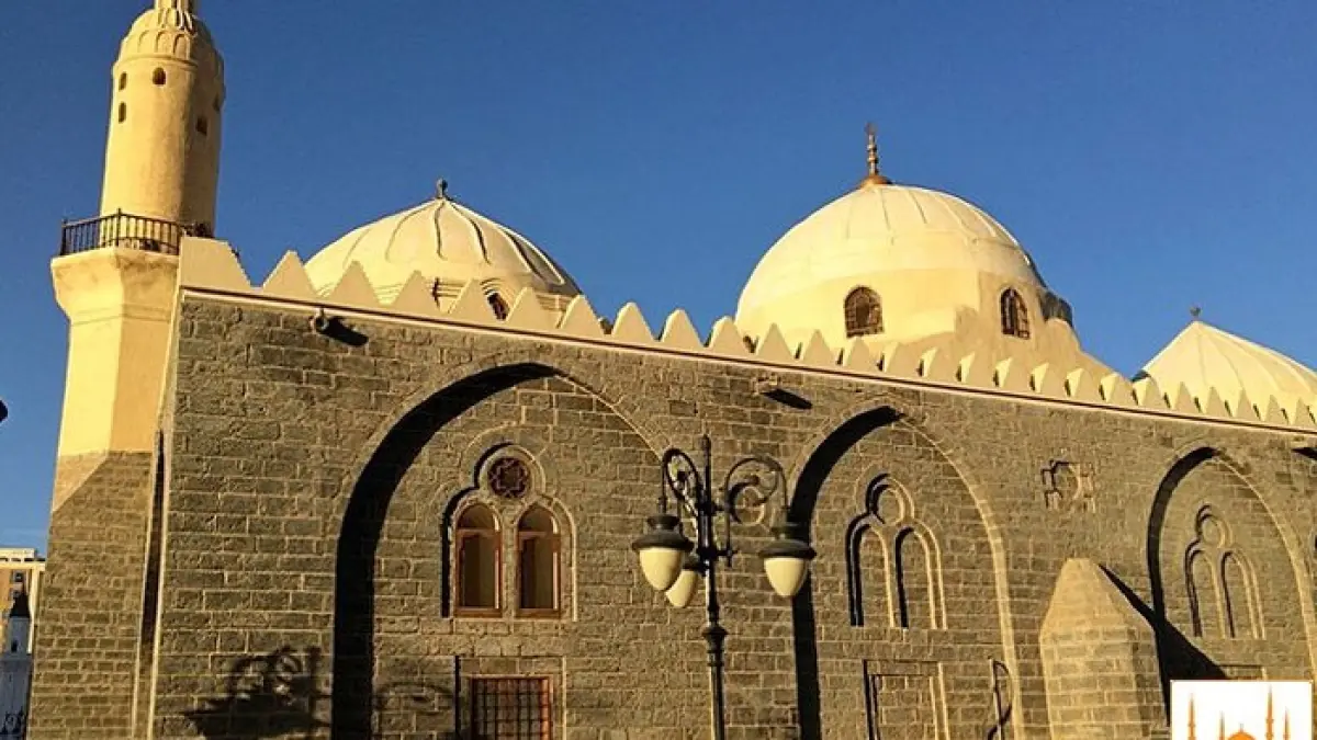 Sejarah Masjid Gomamah di Madinah, tempat Rasulullah SAW melaksanakan salat Id dan salat istisqa yang menjadi wisata religi favorit.(Gemini AI)