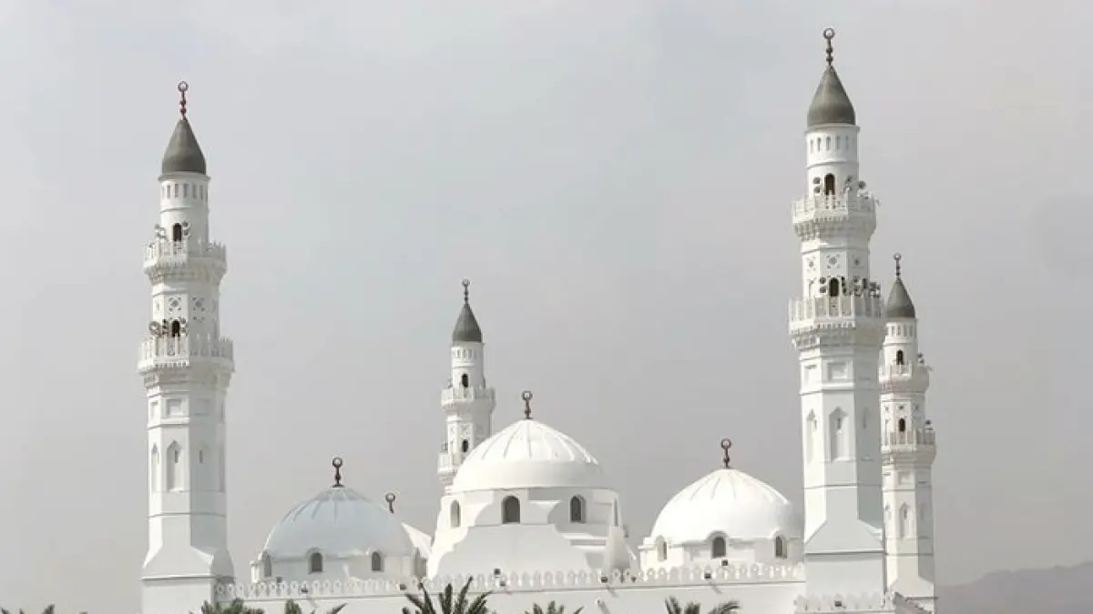 Sejarah Masjid Quba, masjid pertama dalam Islam yang dibangun Rasulullah SAW dan memiliki pahala salat setara umrah.(Gemini AI)