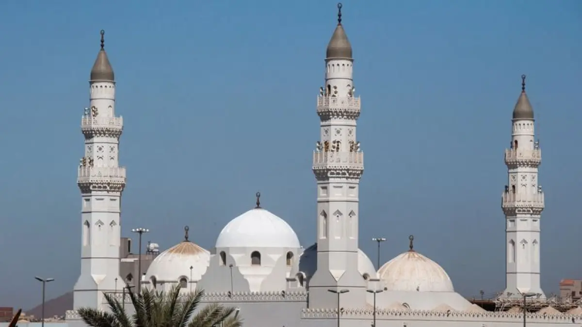 Sejarah Masjid Quba, masjid pertama dalam Islam yang dibangun Rasulullah SAW saat hijrah ke Madinah.