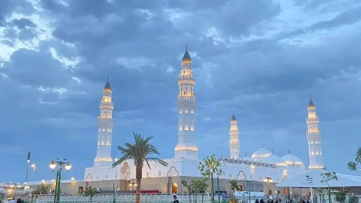 Sejarah Masjid Quba, masjid pertama yang dibangun Rasulullah SAW saat hijrah ke Madinah dan jadi simbol awal peradaban Islam.(Gemini AI)