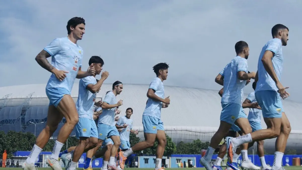 Persib Bandung dikabarkan membidik 18 pemain baru termasuk Aimen Hussein, Grigor Morais hingga Ragnar Oratmangoen.