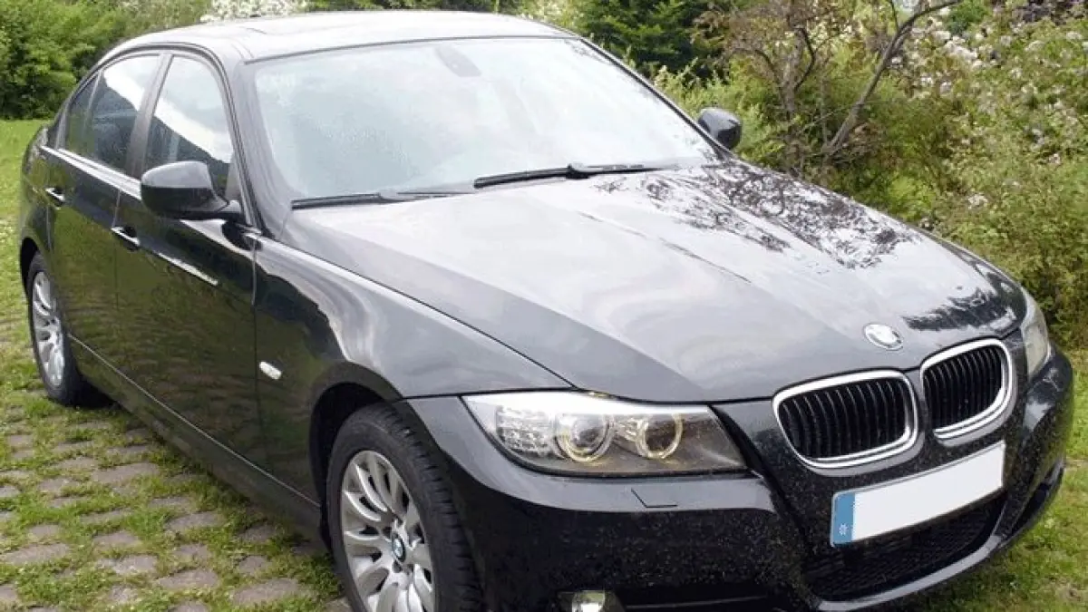 Harga mobil bekas murah Rizki Motor Bekasi viral dengan SUV, BMW, dan MPV mulai Rp20 jutaan, bisa nego langsung di showroom(Gemini AI)