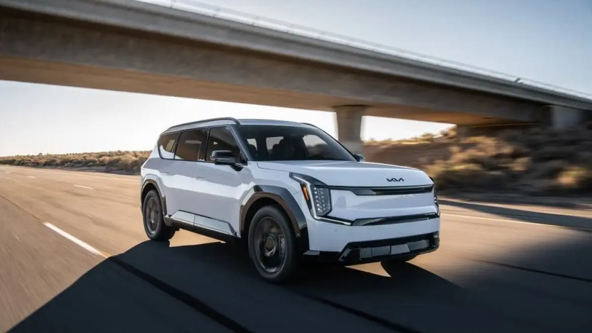 Kia EV9 resmi meluncur dengan fitur otonom Level 3, tenaga besar, dan jarak tempuh hingga 541 km. Simak spesifikasinya.