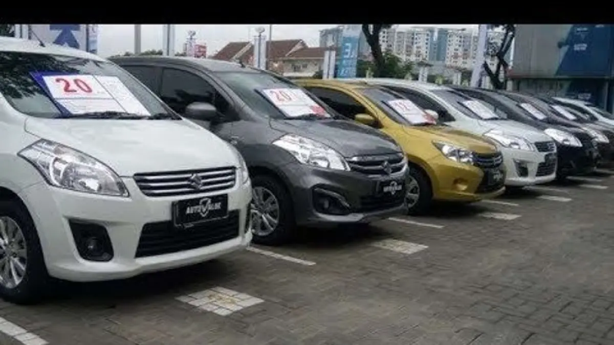 Mobil hatchback bekas Rp100 jutaan yang layak dibeli 2026. Ada Suzuki Swift, Daihatsu Sirion, Mazda2 Skyactiv, dan Kia Rio.(Gemini AI)