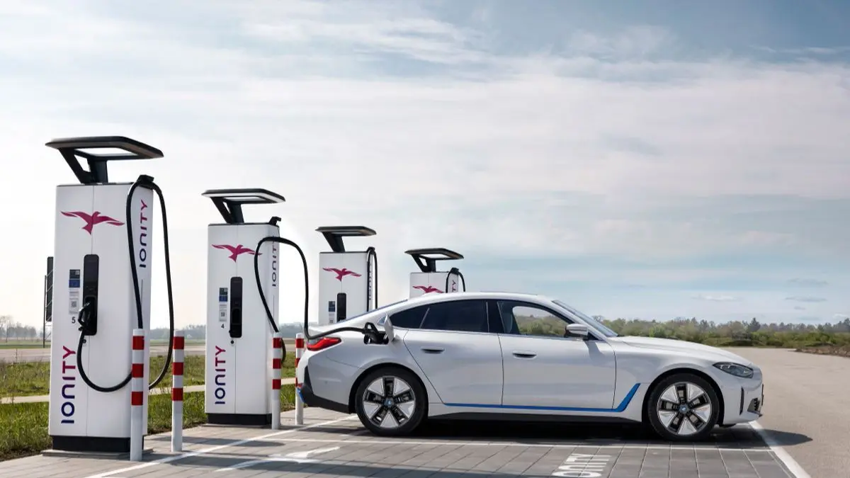Pajak kendaraan listrik resmi berlaku. Pengguna EV meminta insentif tetap dipertahankan demi mendukung program elektrifikasi nasional.