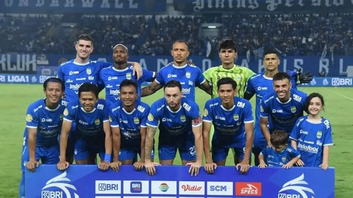 Bursa transfer Persib Bandung 2026/2027 panas! 6 pemain Eropa dirumorkan merapat, termasuk striker 31 gol Dinamo Zagreb.(Gemini AI)