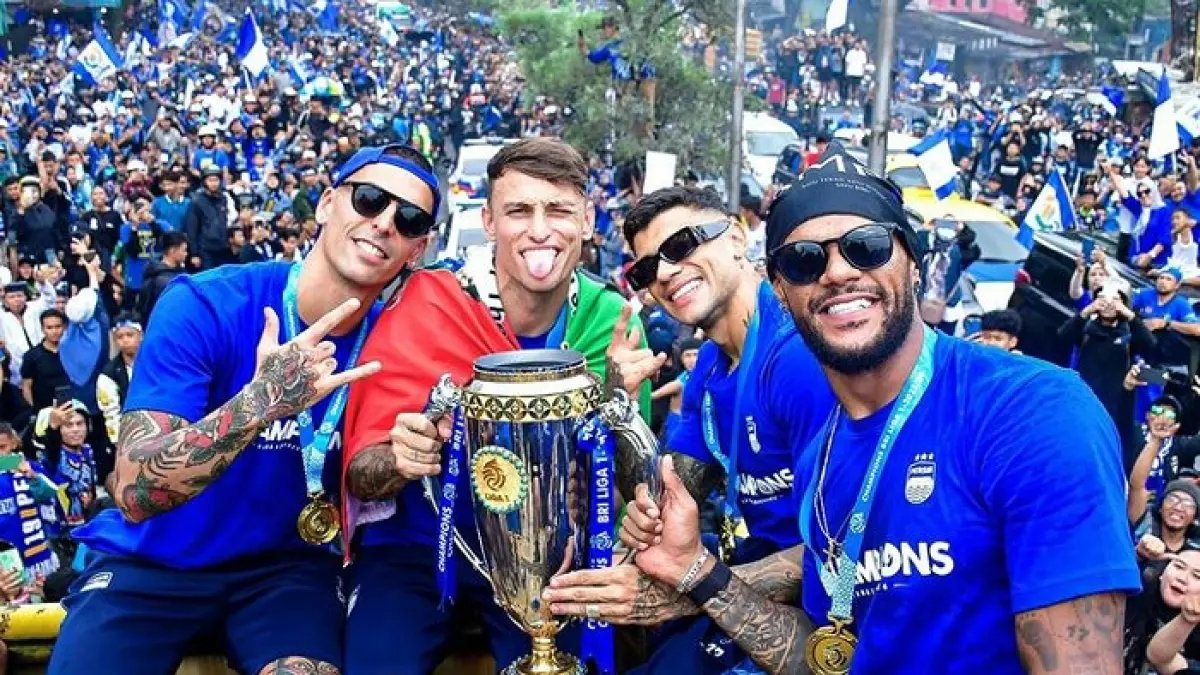 Rumor pemain Persib Bandung 2026/2027 heboh! De Gea, Sterling, hingga Ragnar Oratmangoen dikaitkan ke Maung Bandung.(Gemini AI)