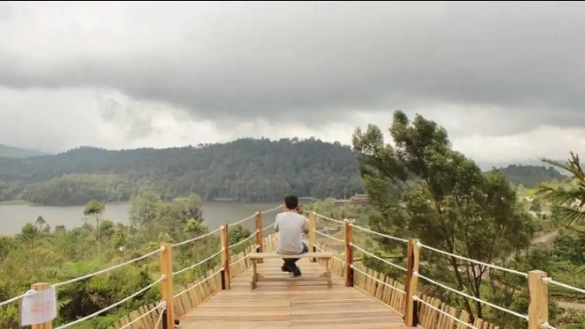 Wisata alam Bandung terbaru viral 2026 dengan danau, hutan pinus, dan perbukitan yang menawarkan suasana tenang dan alami.