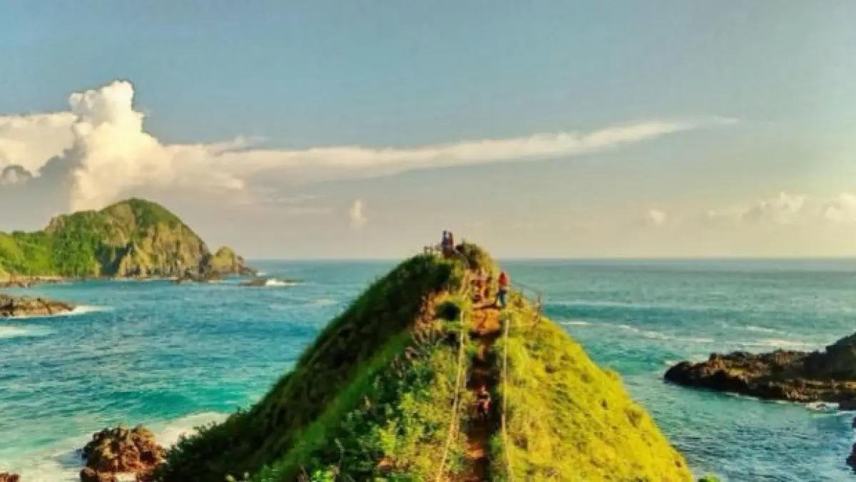 Bukit Lombok instagramable terbaru viral karena panorama alam spektakuler dan spot foto unik yang diburu wisatawan.