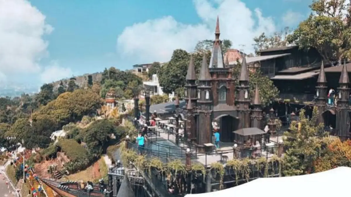 Cafe Bandung view bagus jadi destinasi favorit wisatawan dengan panorama alam indah, desain estetik, dan suasana nyaman.