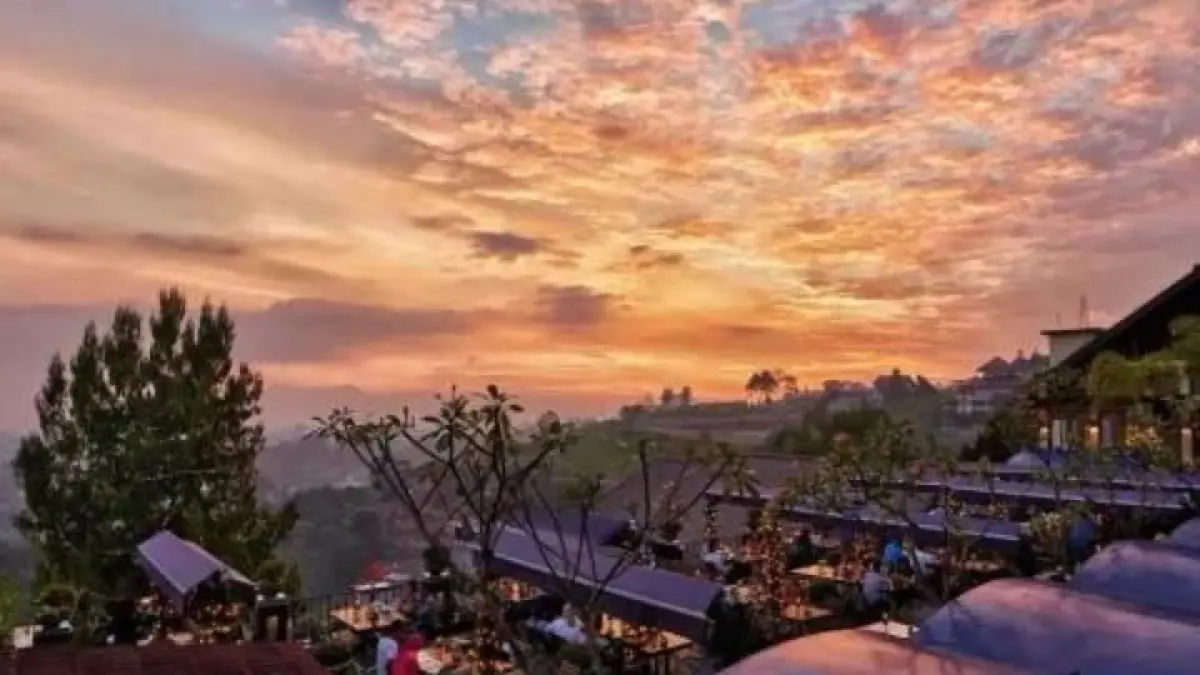 Cafe Bandung view bagus jadi incaran wisatawan karena pemandangan alam indah, suasana nyaman, dan kuliner menarik.