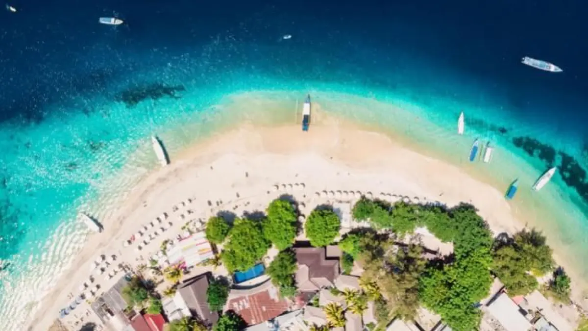 Gili Lombok paling indah menawarkan pantai eksotis, laut biru jernih, dan wisata bahari yang menjadi incaran turis asing.