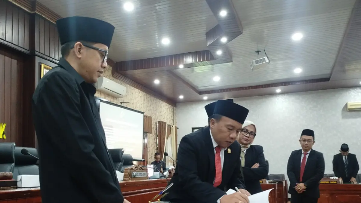 Ketua DPRD Trenggalek, Doding Rahmadi bersama unsur pimpinan menandatangani perda penyertaan modal dan perubahan nomenklatur BPR Jwalita