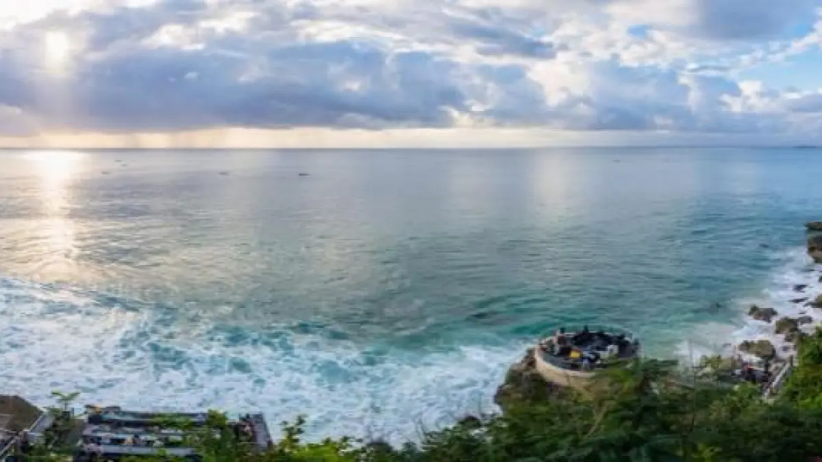 Sunset Pantai Bali Romantis menjadi daya tarik wisata dunia karena menghadirkan ketenangan, keindahan alam, dan pengalaman tak terlupakan.