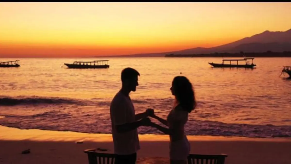 Sunset Pantai Bali Romantis menjadi daya tarik wisata yang menghadirkan pengalaman senja indah dan tak terlupakan bagi wisatawan.