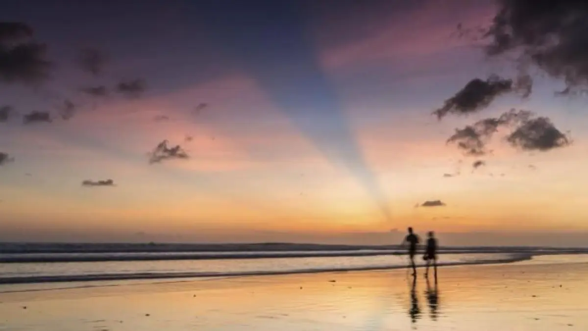 Sunset Pantai Bali Romantis menjadi pengalaman favorit wisatawan yang menghadirkan ketenangan dan panorama senja yang memukau.