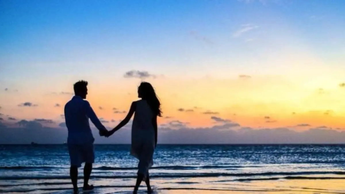Sunset Pantai Bali Romantis viral di media sosial dan menjadi pengalaman wisata favorit yang selalu diburu pengunjung.