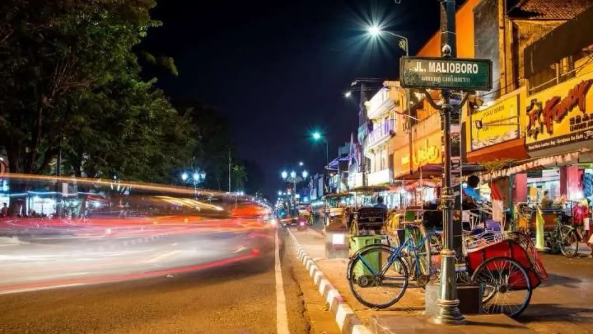 Wisata malam Jogja viral di media sosial karena menawarkan suasana kota yang hidup, kuliner beragam, dan pengalaman unik.