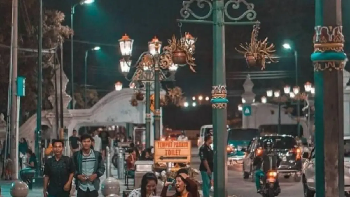 Wisata malam Jogja viral karena menawarkan kuliner, hiburan, dan suasana kota yang hidup hingga larut malam.