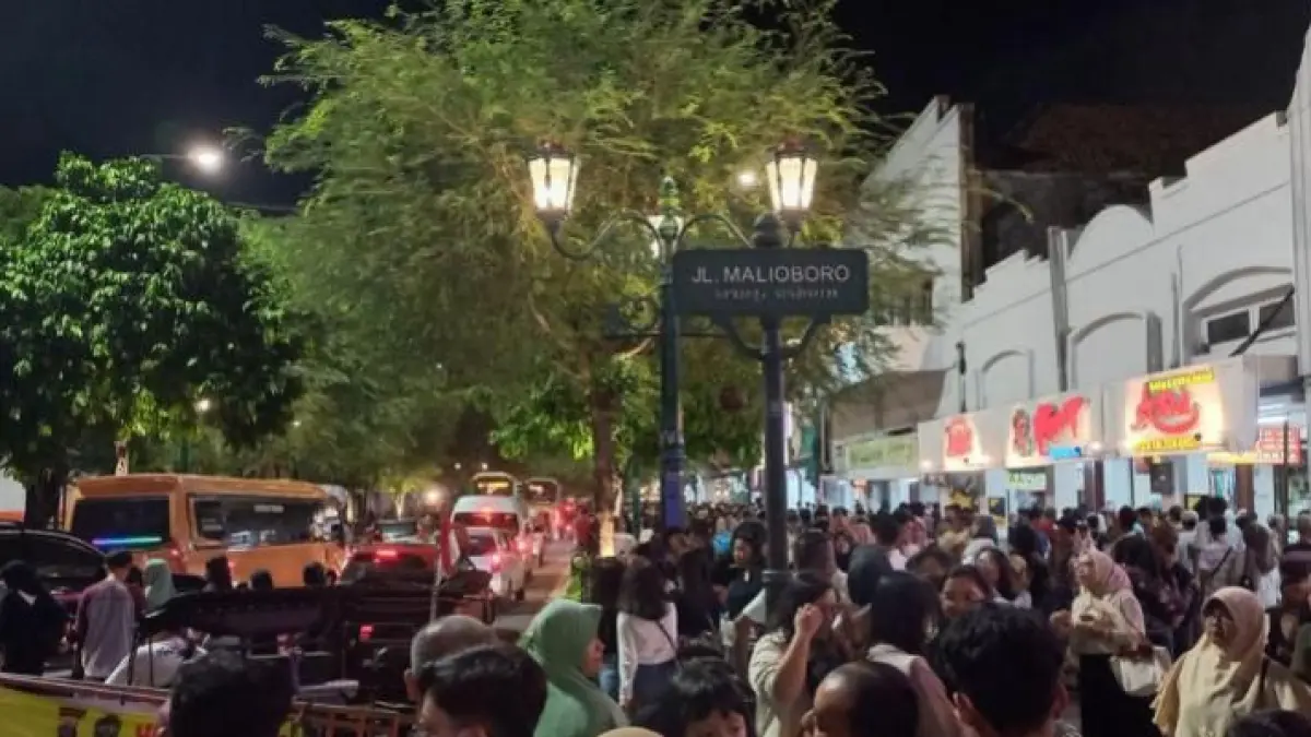 Wisata malam Jogja viral karena spot Instagramable, kuliner murah, dan suasana kota yang hidup hingga larut malam.