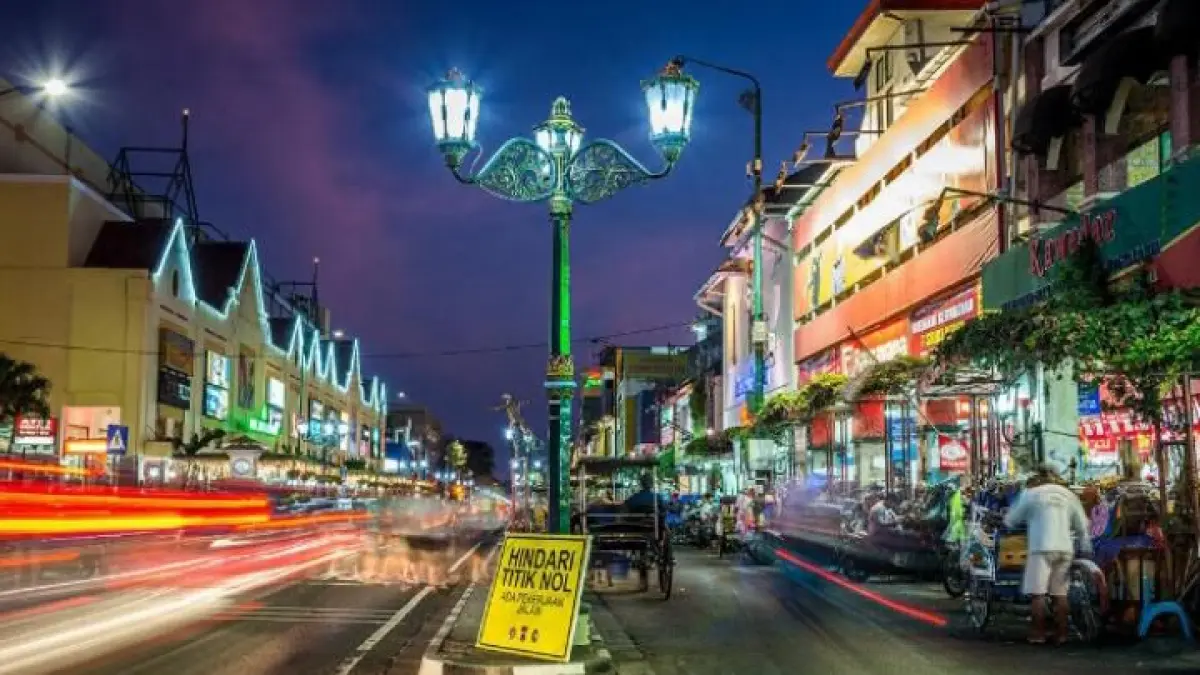 Wisata malam Jogja viral karena suasana kota yang hidup, kuliner malam beragam, dan pengalaman unik yang dicari wisatawan.