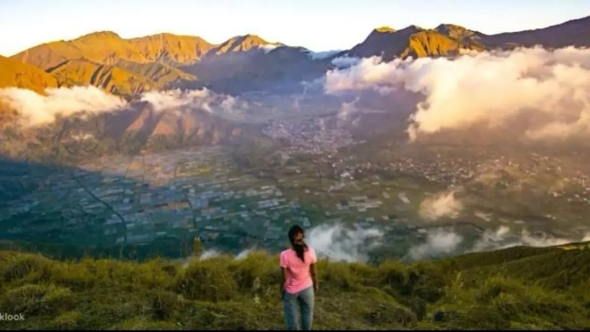 Bukit Lombok instagramable terbaru menawarkan panorama laut, sunrise memukau, dan spot foto alam yang viral di media sosial.