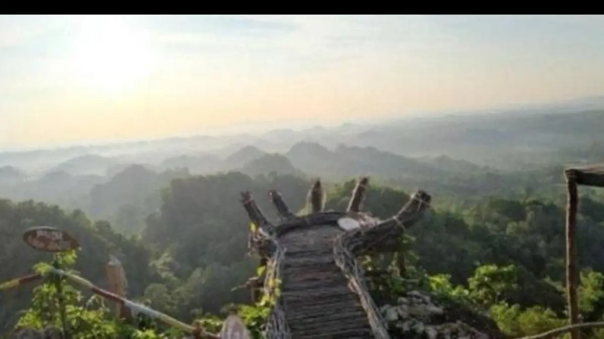Bukit Lombok instagramable terbaru viral karena panorama senja, laut biru, dan spot foto estetik yang memikat wisatawan.