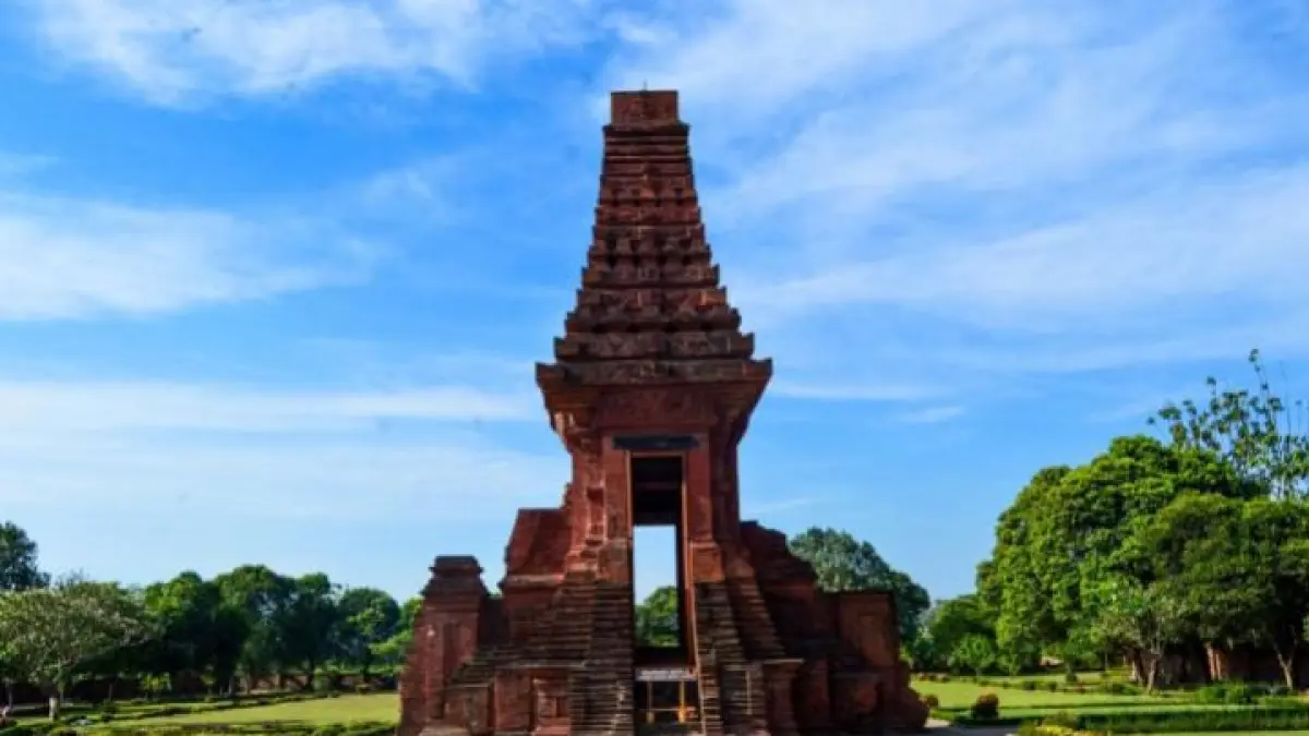 Kerajaan Majapahit paling terkenal karena warisannya masih terasa hingga kini, dari Bhinneka Tunggal Ika hingga situs Trowulan.
