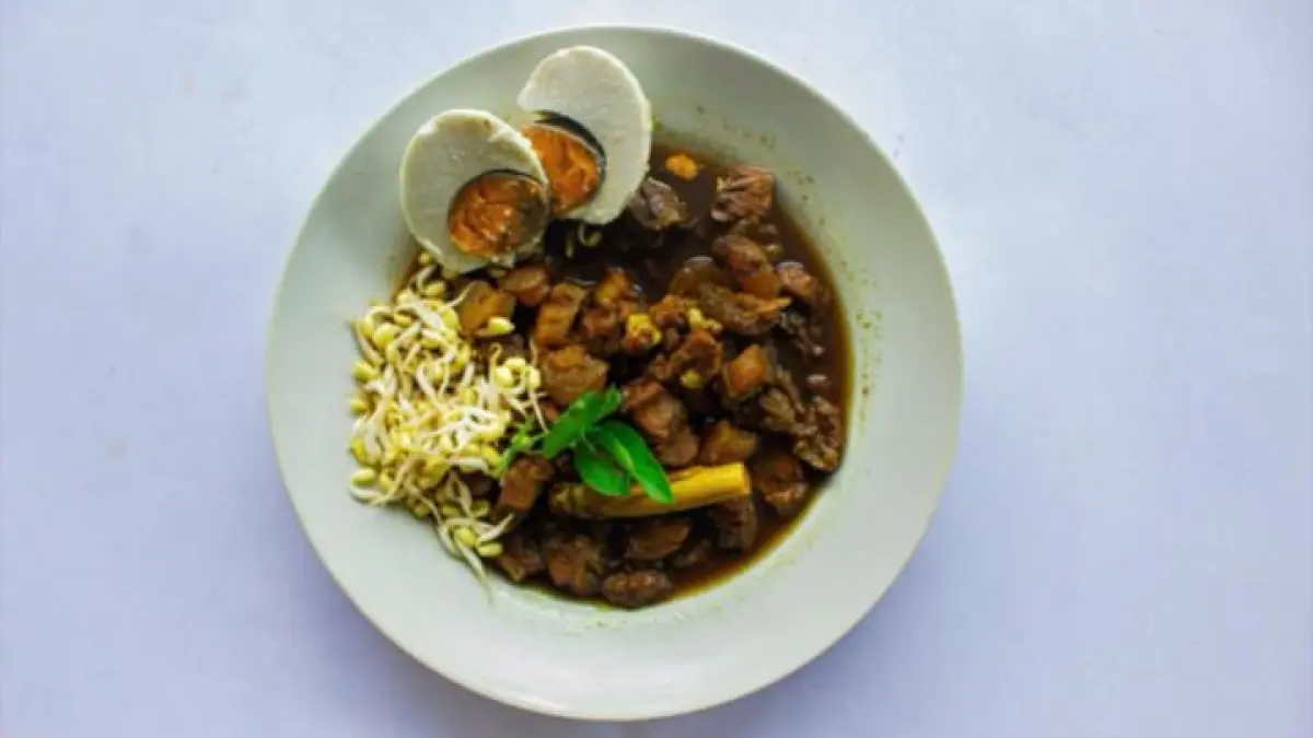 Kuliner tradisional Jawa Timur seperti rawon dan rujak cingur terus diburu wisatawan karena cita rasa khas dan warisan budaya.