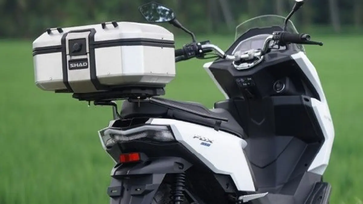 Review Polytron Fox 350 setelah dipakai seminggu. Jarak tempuh tembus 136 km, fitur makin lengkap dan performa makin matang.(Gemini AI)