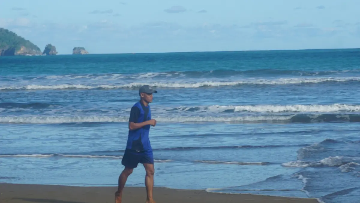 BELUM MENINGKAT: Kunjungan wisata di Pantai Pelang saat libur Idul Adha tak ada lonjakan signifikan. (FATRA ADITYA/RADAR TRENGGALEK)