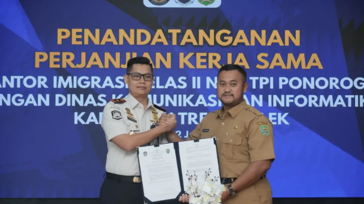 PERKUAT INFORMASI: Plt Kepala Diskominfo Trenggalek Yusuf Widharto SSTP MAP dan Kepala Kantor Imigrasi Kelas II Non-TPI Ponorogo, Anggoro Widy Utomo, saat penandatangan kerja sama. (FOTO-FOTO: DISKOMINFO UNTUK RADAR TRENGGALEK)