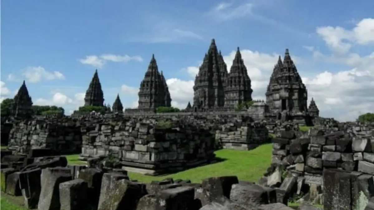 Sejarah Kerajaan Mataram Kuno menyimpan misteri perpindahan pusat kerajaan yang masih menjadi perdebatan para sejarawan.