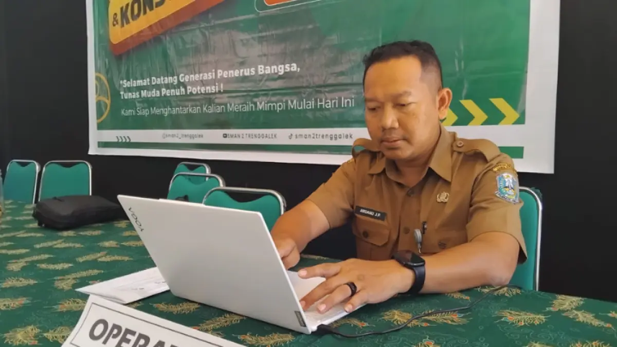 TUNGGU PENDAFTAR: Panitia SPMB di SMAN 2 Trenggalek ketika menunggu calon peserta didik untuk proses pendaftaran, Selasa (2/6). (FATRA ADITYA/RADAR TRENGGALEK)
