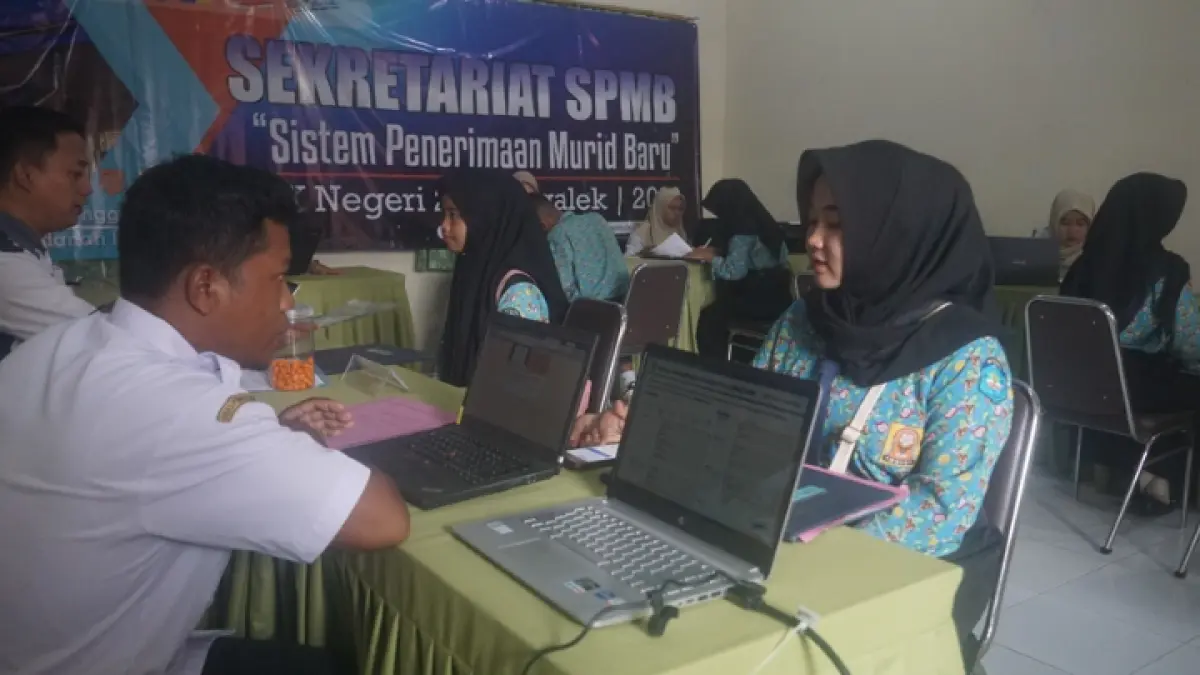 ANTRE: Puluhan siswa SMP datangi SKMN 2 Trenggalek untuk ikuti SPMB setelah terima surat keterangan lulus. (FATRA ADITYA/RADAR TRENGGALEK)