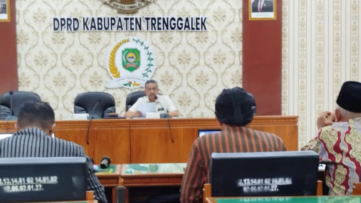 Ketua Pansus III DPRD Trenggalek Sukarodin memimpin rapat pembahasan Ranperda pengelolaan Madin bersama sejumlah OPD terkait. (ZAKI JAZAI/ RADAR TRENGGALEK)