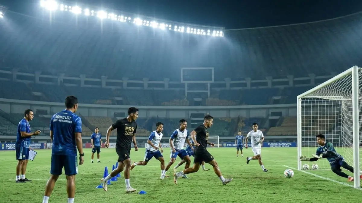Pemain baru Persib Bandung 2026 jadi sorotan, Maung Bandung siapkan rekrutan baru untuk perkuat skuad Liga 1 musim depan.