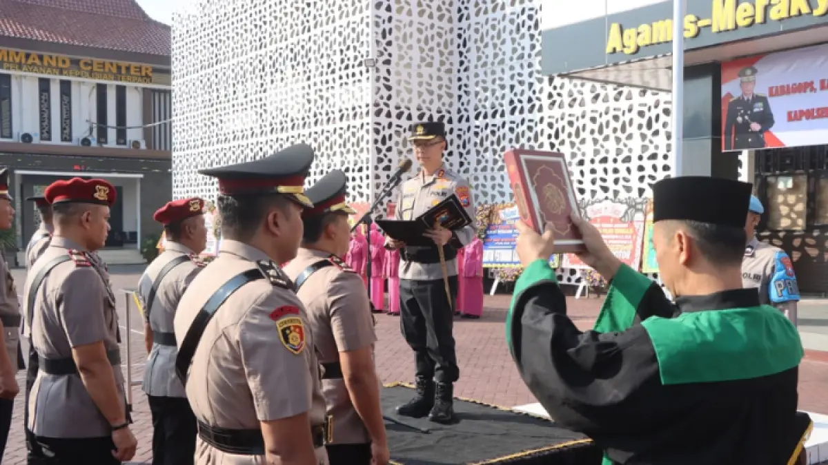 CEPAT ADAPTASI: Prosesi sertijab sejumlah pejabat di halaman Mapolres Trenggalek yang terdapat lima wajah baru. (ZAKI JAZAI/ RADAR TRENGGALEK)
