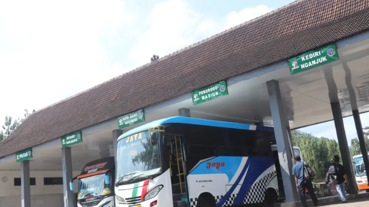 MASIH WAJAR: Terminal Tipe A Surodakan Trenggalek tidak mengalami lonjakan signifikan penumpang pada libur panjang kemarin. (ZAKI JAZAI/ RADAR TRENGGALEK)