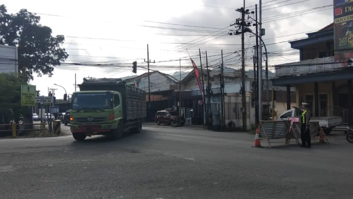 PENGALIHAN ARUS: Kendaraan barang bertonase besar mulai gunakan jalur alternatif imbas perbaikan Jembatan Gondang. (FATRA ADITYA/RADAR TRENGGALEK)