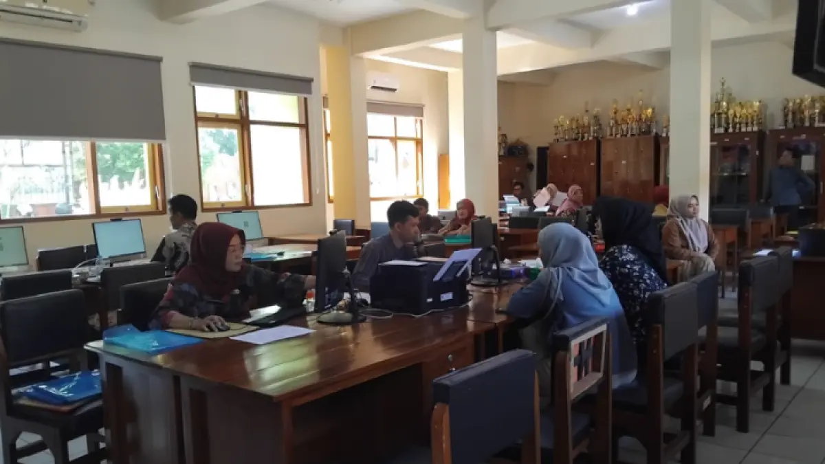 TETAP TERLAYANI: Kendala pada server warnai hari pertama SPMB tingkat SMP negeri, Kamis (4/6). (FATRA ADITYA/RADAR TRENGGALEK)